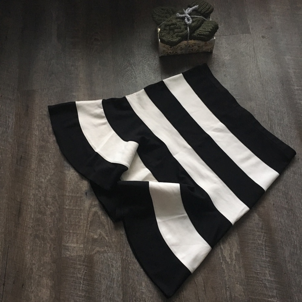 XL Black and White A Line Mid Length Spandex Skirt